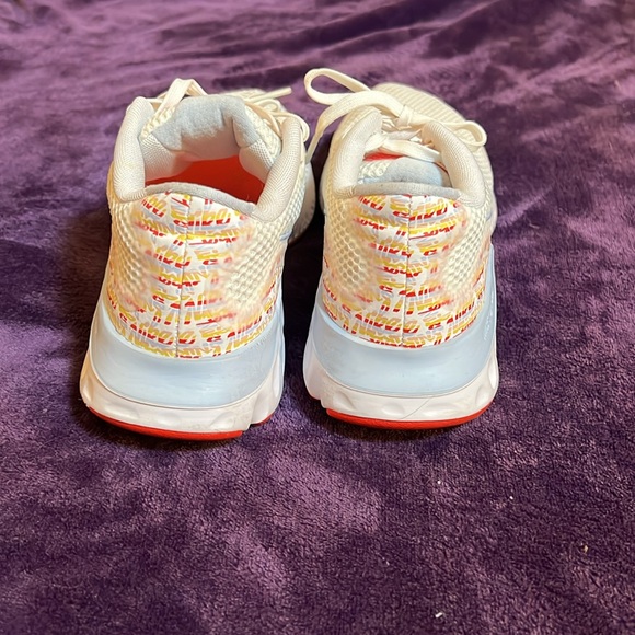 Nike Women's Renew Run Graffiti Print Running Shoe Training CW5633-100 size 7 - Picture 2 of 7